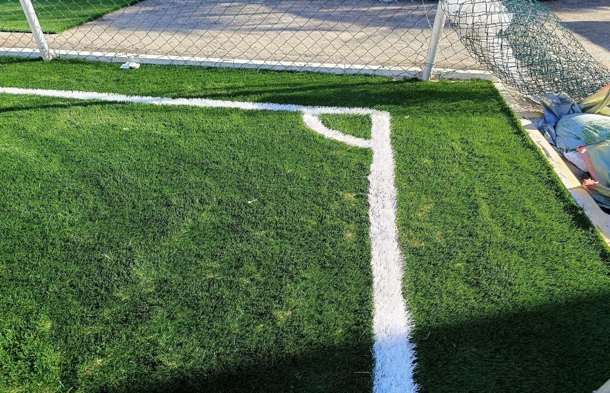 Corner line inlay on artificial turf