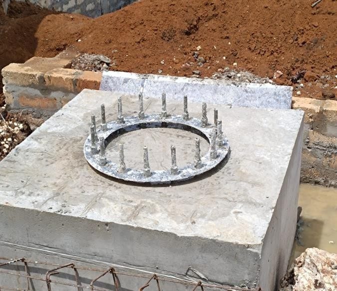 Anchor-bolt base set for a floodlight pole
