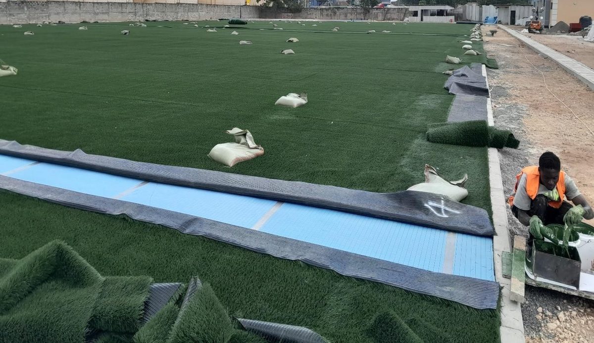 Joining artificial turf rolls